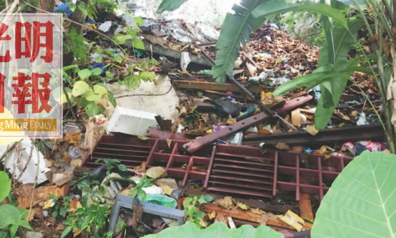 溪邊小坡處堆滿工業、工地廢料與鐵架等，使溪水與當地還境受污染。