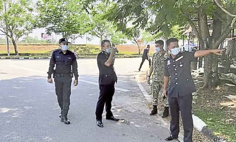警區主任阿茲里到場了解情況。