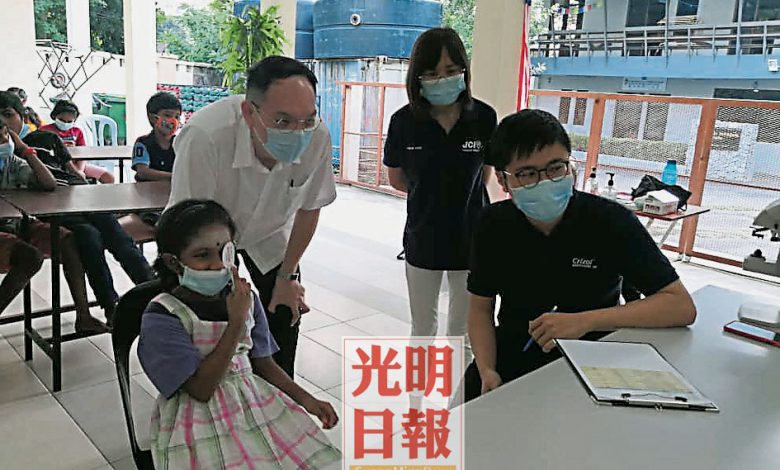 驗光師許佑仁為孩童們提供視力檢查。後排右起為趙芝寧及李俊傑。