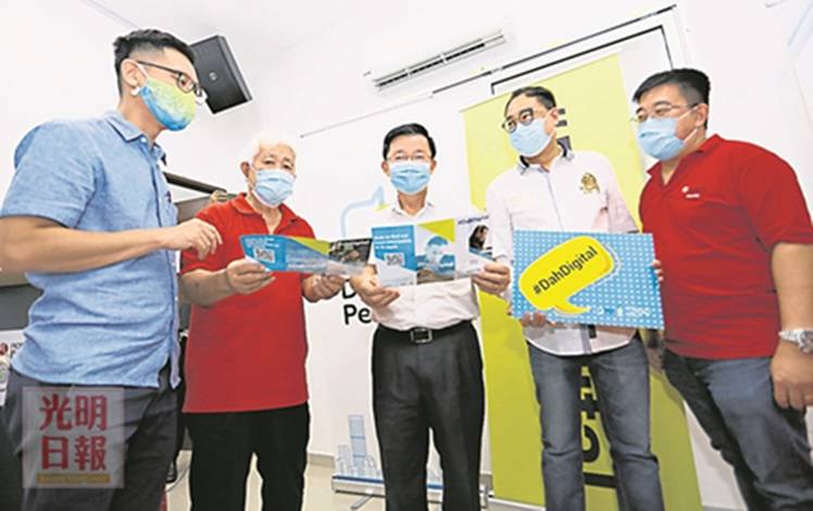 曹觀友（左三）推介數碼推廣員及數碼教練計劃。左起為再里爾、謝松柏、李沺材及楊才能。