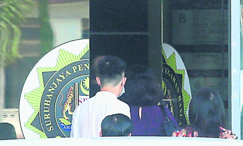 周玉清在林慧英、兒子林煒凱及律師李凱陪同下，抵達檳反貪會總部。
