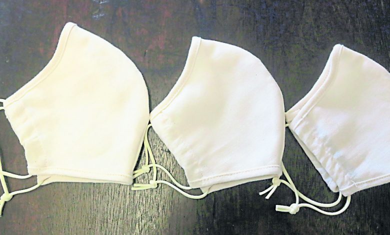 黃美蓮縫製的布口罩，中間層可以放入醫用口罩以達到過濾的功能。