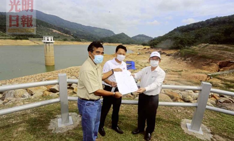 傑瑟尼（左起）、楊順興及曹觀友向媒體展示有關改造水管引水的圖測。