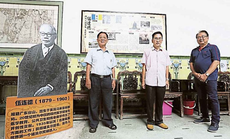 檳城伍氏家廟設有伍連德醫生巨型肖像牌子，牆上掛有其史蹟，伍瑞堯（左起），伍冠福和伍勝康希望更多人了解其貢獻。