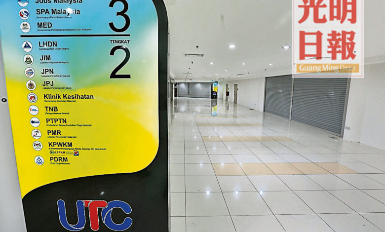 中心外安置告示牌顯示各層樓的政府機構。