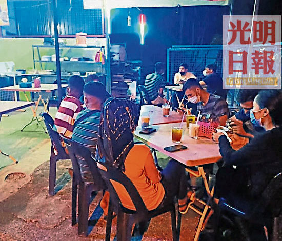 印度煎餅路邊攤在凌晨時刻仍有2桌顧客在吃印度煎餅。