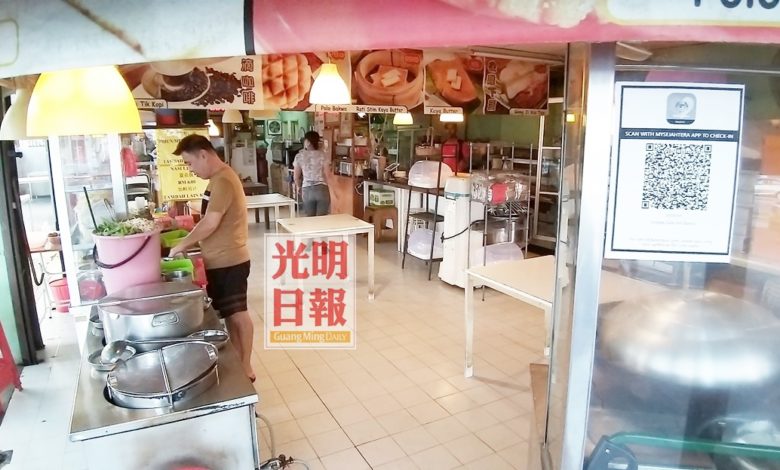 聯青花園一間咖啡店業者禁止小販在早上8時前做生意。