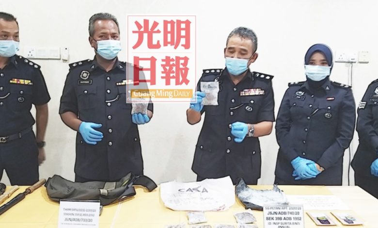 阿茲里（中）向記者展示肅毒組所起獲的毒品。左起：刑事情報組主任凱魯依斯，以及副警區主任三蘇汀。
