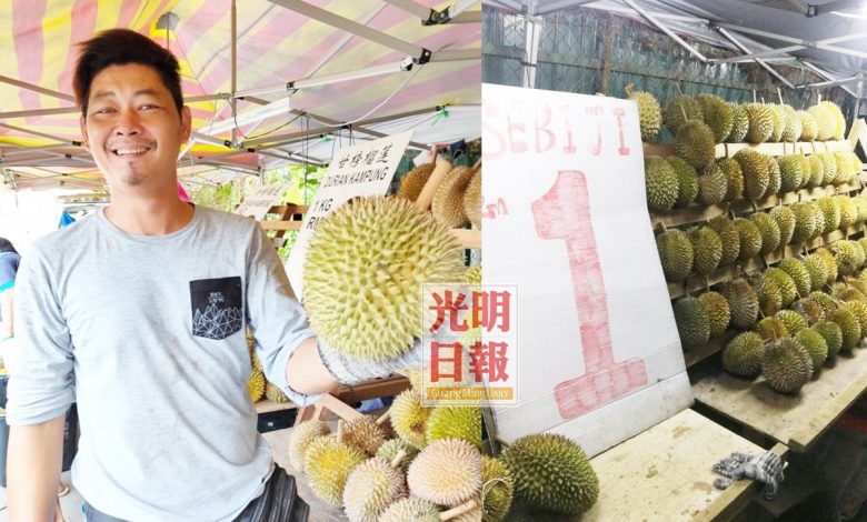 一粒甘榜榴槤1令吉配套，整百公斤的榴槤不到10分鐘就售罄；麥志豪：本季榴槤乾包中帶甜，非常好吃。