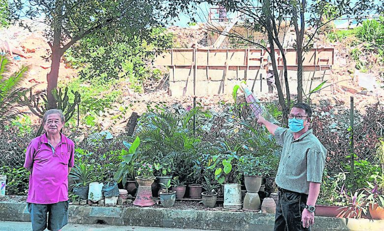 黃敬富（右）表示公寓居協多次向加影市議會投訴皆無下文。左為居民陳利金。