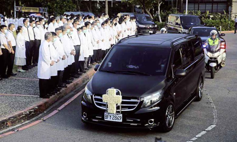 李登輝的靈車駛離北榮醫院，醫護列隊送別。