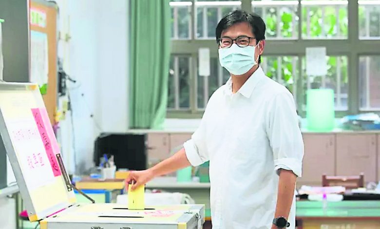 民進黨候選人陳其邁早上就到左營區投票。