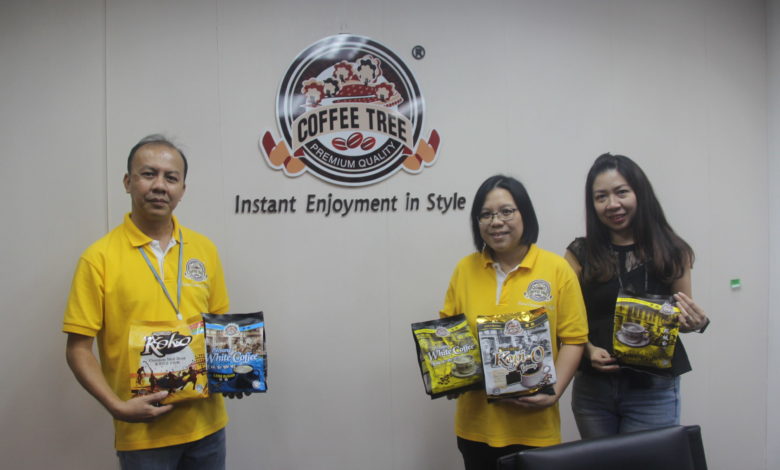 王素芬（中）、王永新（左）展出Coffee Tree產品，右為本報高級廣告專員鄭玉玲。