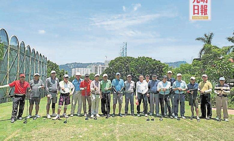 參與本屆高爾夫球PYT杯友誼賽的選手在比賽前與彭永添（左七）合照。