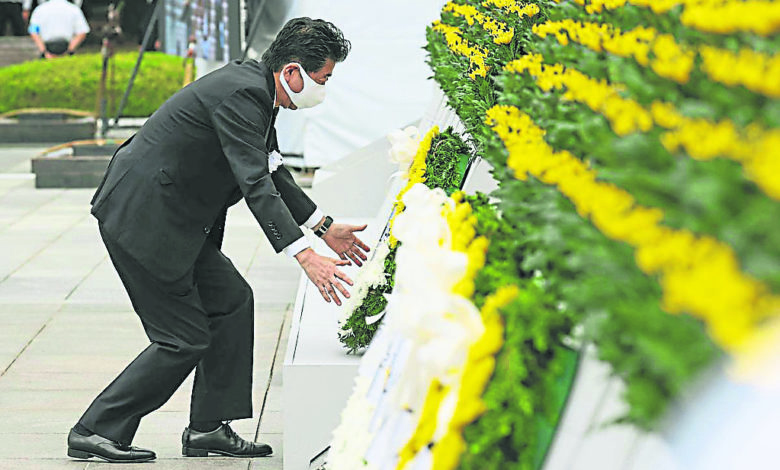 安倍向廣島原爆向慰靈碑獻上花圈。