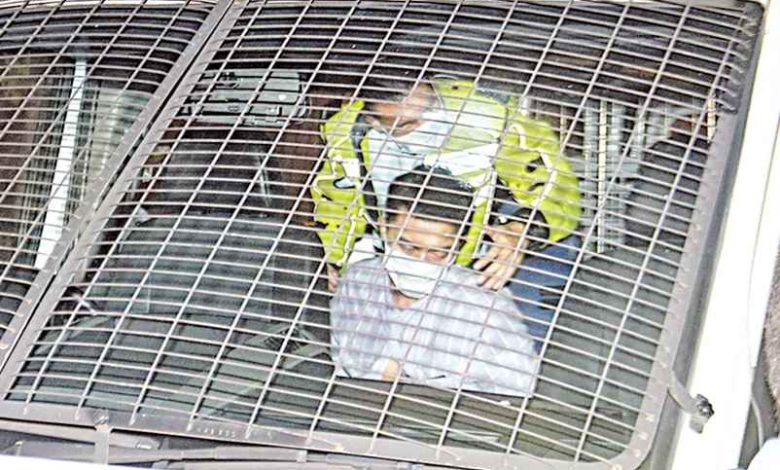 登上警車的楊明眼神迷蒙,連恤衫的胸前鈕扣也未扣好。