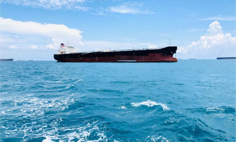 一艘新加坡註冊的超大型油輪，非法停泊我國海域遭扣。