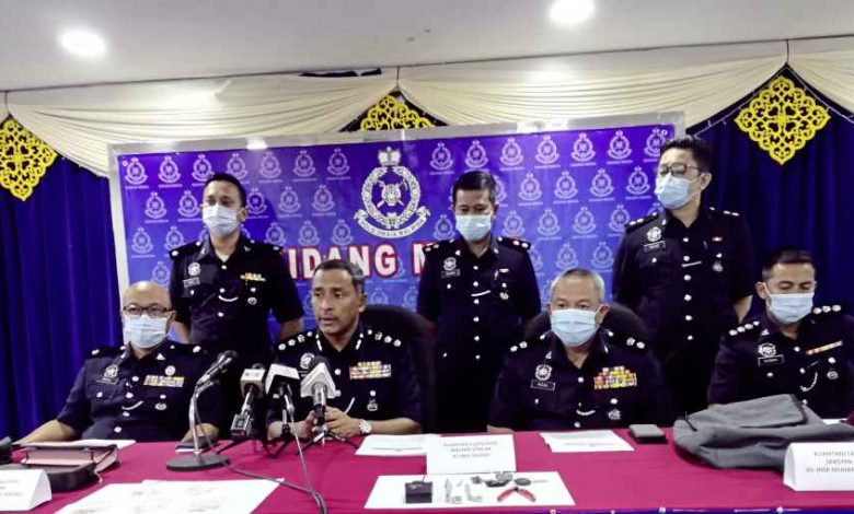 莫哈末諾（坐者左二） :警方成立的特別特別小組，行動迅速，案發當晚即逮捕4名嫌犯。
