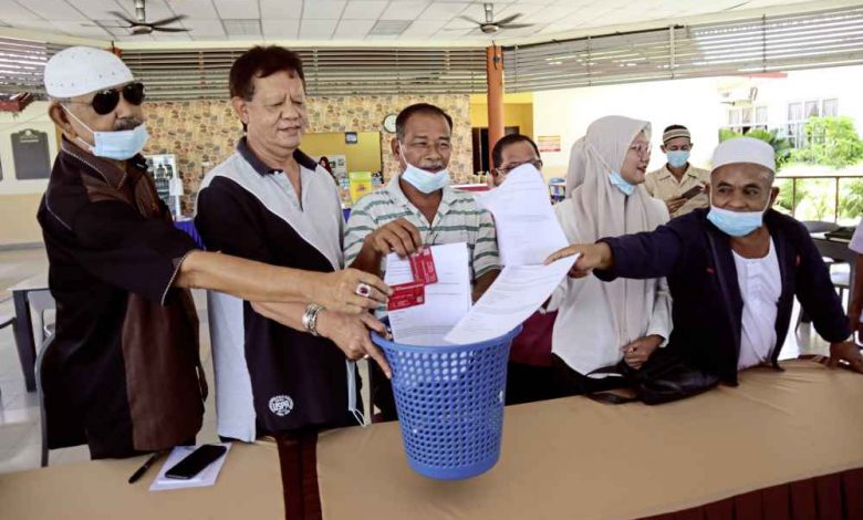 再努希山（左二起）與拉惹凱魯丁等人，一同將黨員卡及辭職信丟進垃圾桶。
