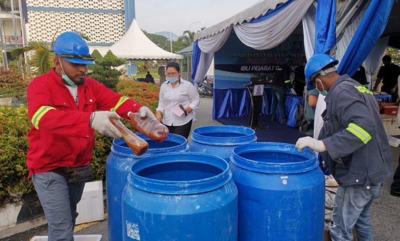 Kualiti Alam 公司將充公毒品放進桶子內，準備運往森美蘭銷毀。
