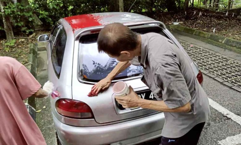 高威與家人用汽油擦拭車子，希望能慢慢清除紅漆。
