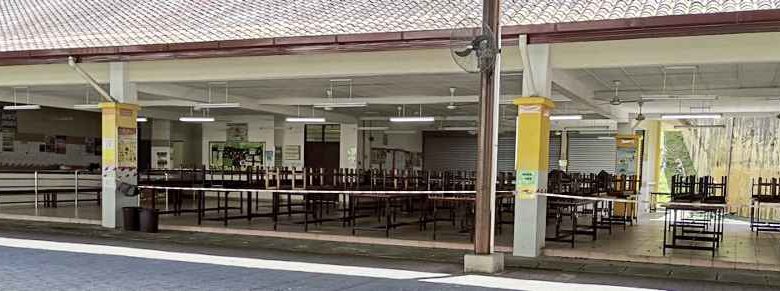 由於學生皆是通過訂餐方式用餐，學校食堂用餐範圍已圍起警戒線不讓學生進入。

