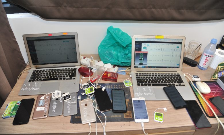警方展開取締行動，發現嫌犯使用智能手機及手提電腦進行網賭活動，因此充公這批物品成為物證。
