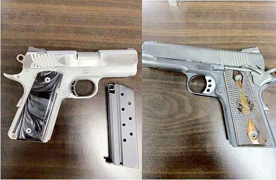 警方一名嫌犯助查後，在其辦公室內起獲的兩把手槍，查悉手鎗擁有合法準證。
