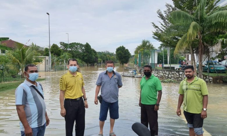 龍溪多個地區的道路成了“河路”。
