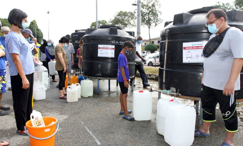 民眾都有維持SOP排隊盛水，未因制水而忘了防疫。