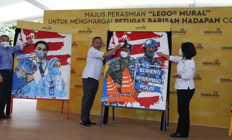阿漢峇峇（左起）與哈斯尼及蘇愛蓮聯合為樂高畫像進行揭幕。