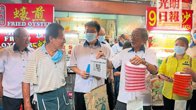 Photo of 助汕頭街販商抗蠓蟲 駱堡材派粘蠅膠燈籠