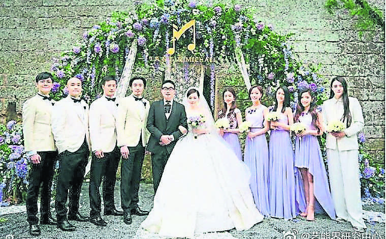 张靓颖（右六）和冯轲（左五）2016年在意大利举办婚礼，当时陈秋莳（左）还是伴郎之一。