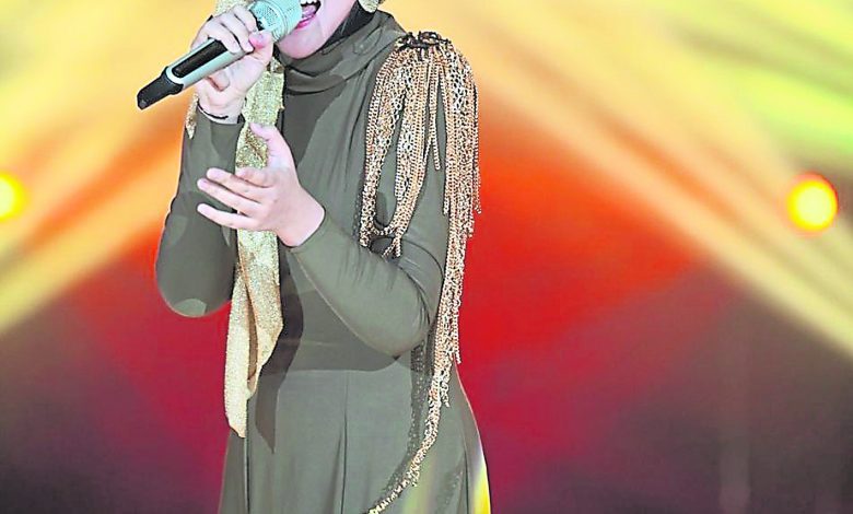 茜拉2014年因参加《我是歌手2》，成功在华语市场打开知名度，其巫裔身份更在中国掀起一片文化性的讨论。