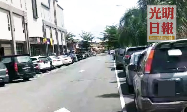 男子攝錄賓冬一家廉價酒店前停滿車子的畫面。（截圖自視頻）