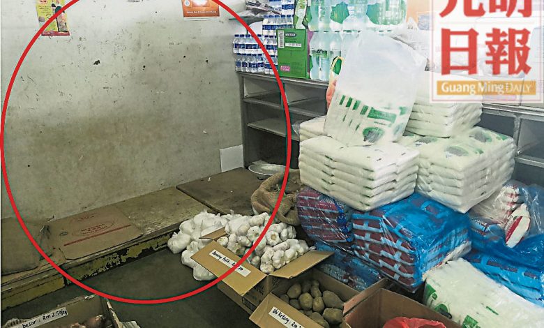 雜貨店內白米被顧客搶光，原本堆積存放白米的空間顯得空蕩蕩。