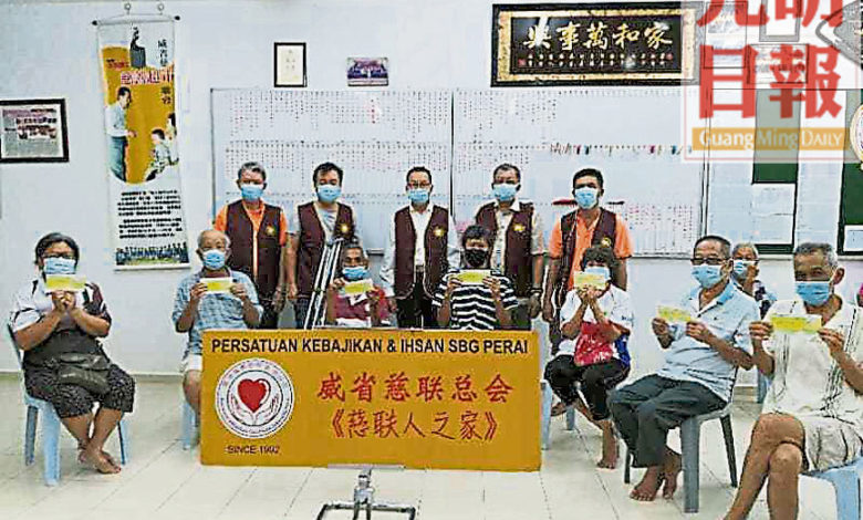 受惠病患與理事們合影；站者左二起總務黃木光、會長邱順添、副會長鄭永順、施棺主任蒲秋吉。