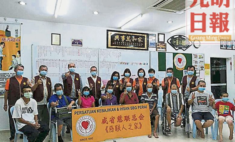 助養金受惠者與理事合影；站者左二起為副會長鄭永順、李瑞春及會長邱順添。