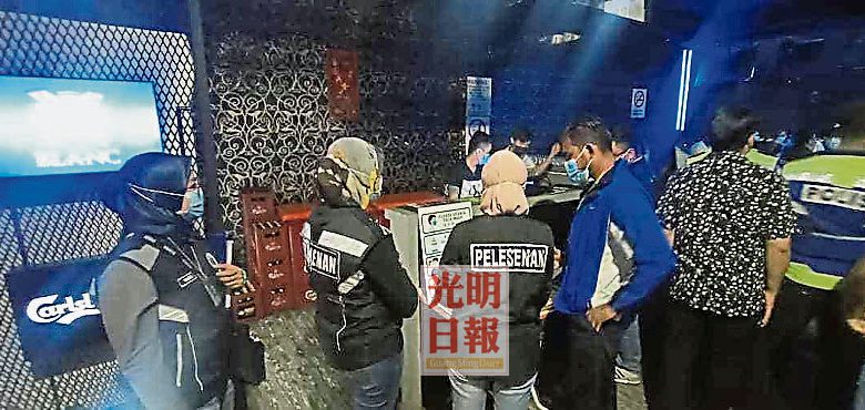 執法人員對違令者開出罰單。