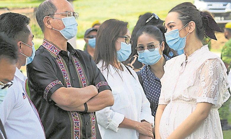 沙民統九路州議席候選人馬迪烏斯登敖（左）和民興黨前候選人佐安娜蘭巴斯（右）在提名中心交談。