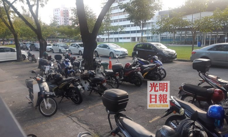 
校內停車場的交通工具減少許多。