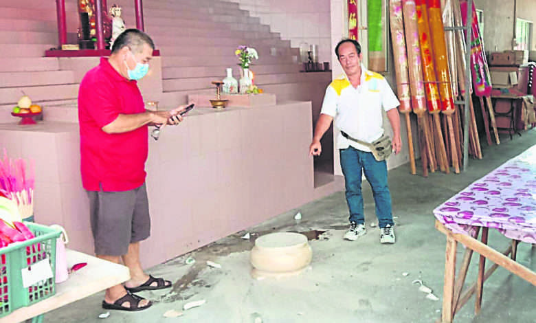 鍾沅盛（左）與助手黃觀雄到現場了解狀況， 大石香爐砸倒地面， 場面駭人。