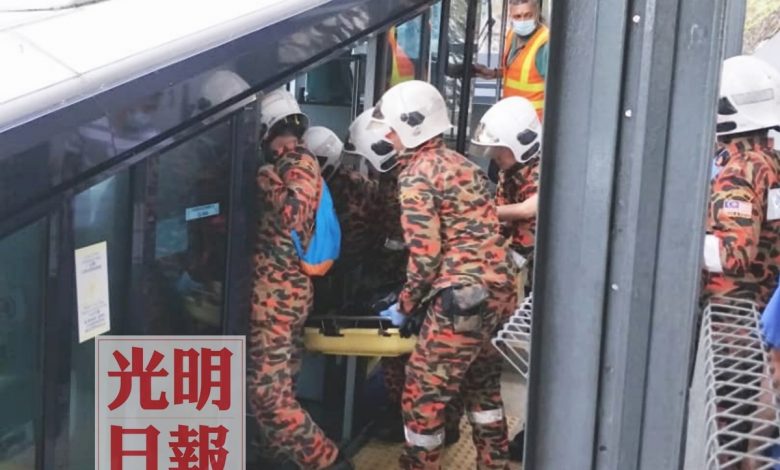 消拯人員將遺體抬入纜車送下山。