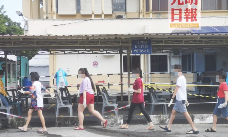 多所學校的師生被安排到醫院接受冠病檢測。