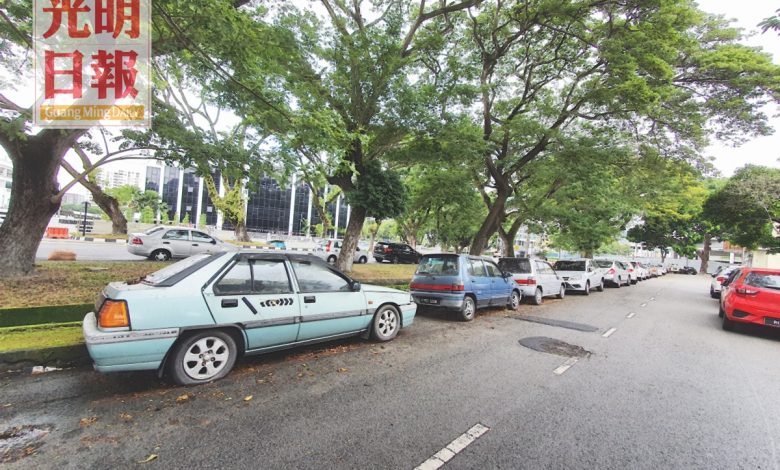 Pesara Mahsuri的廢車破壞住宅區市容。 