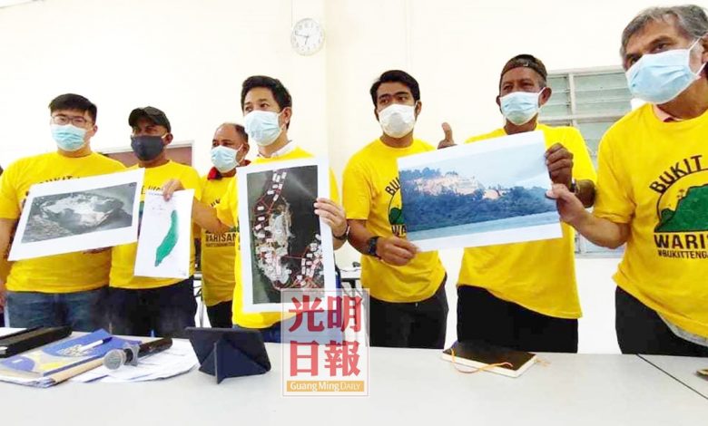 魏曉隆（右四）、威省市議員黃文盛（左二）及居民代表向媒体出示采石活動破坏生態的照片。
