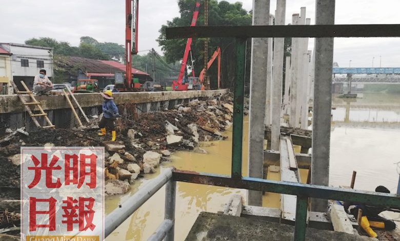 高淵火車橋下“情人橋”的修復工程正如火如荼地進行中，預計11月杪可竣工。