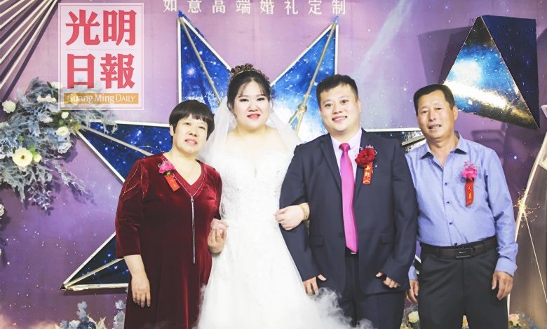 駱俞町（左四）及丈夫於5月份在中國舉辦婚禮，可惜身在檳城的家人都無法出席。
