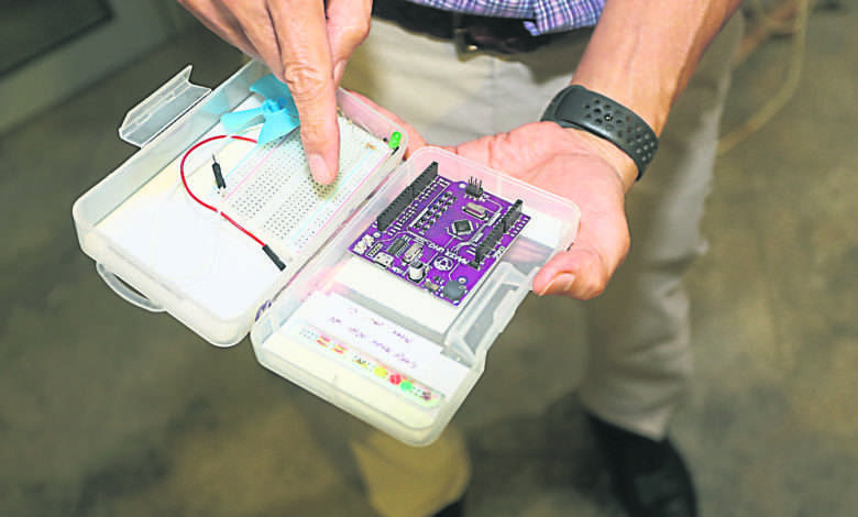 檳州科學圈團隊將編碼工具放進小盒子裡，再帶入校園指導學生編碼。