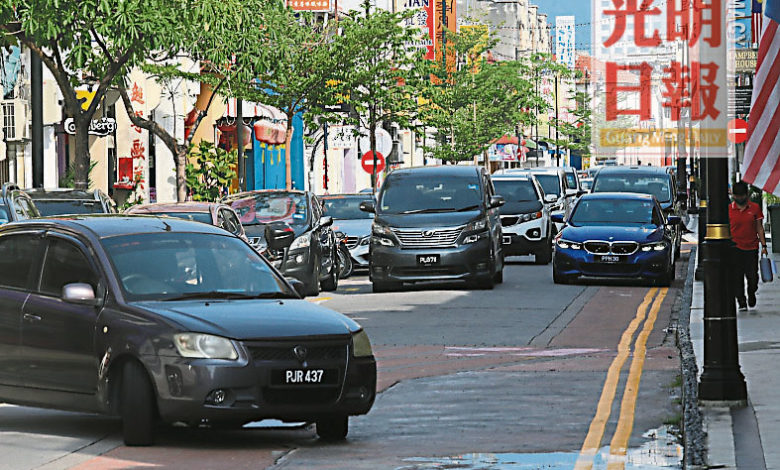 目前新街只有一邊的合法泊車格，不少車在缺乏停車位下違規停在另一旁。